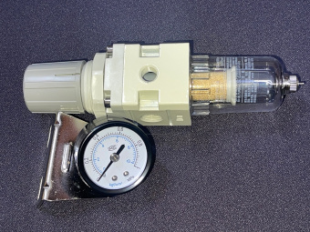 Декомпрессионный клапан (для измерения давления воздуха в компрессоре)
